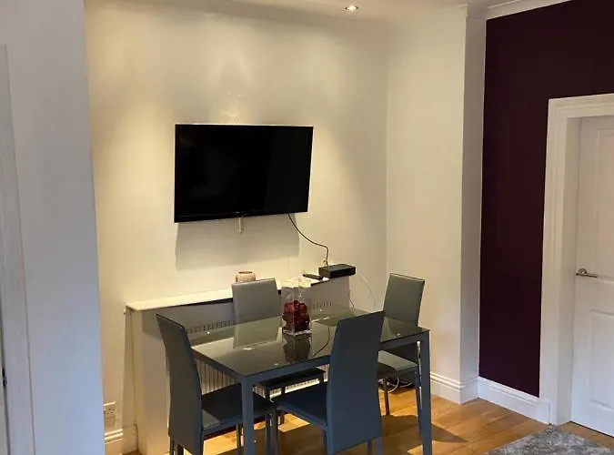 Cheerful One Bedroom Cottage With Parking Space.