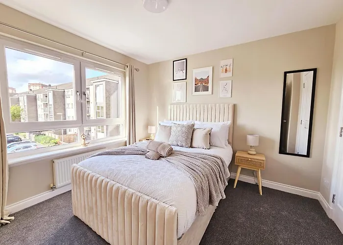 Modern 5 Bedroom Townhouse With Free Parking